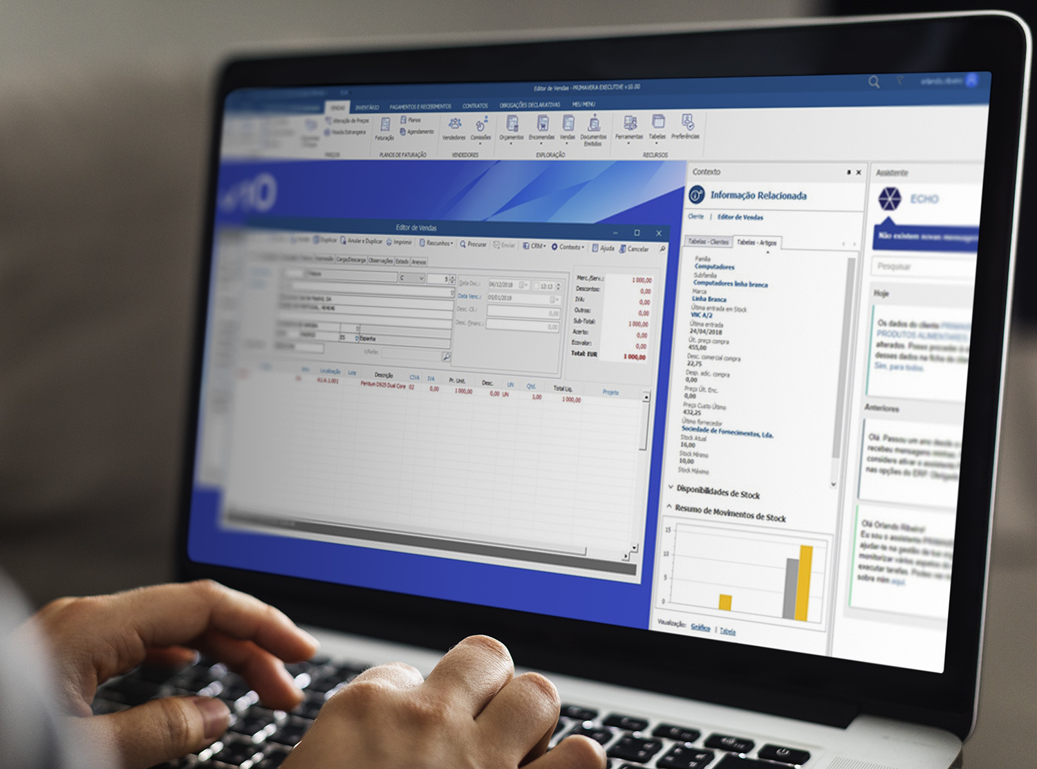 Working on a web template on the laptop desenvolvimento software inovflow
